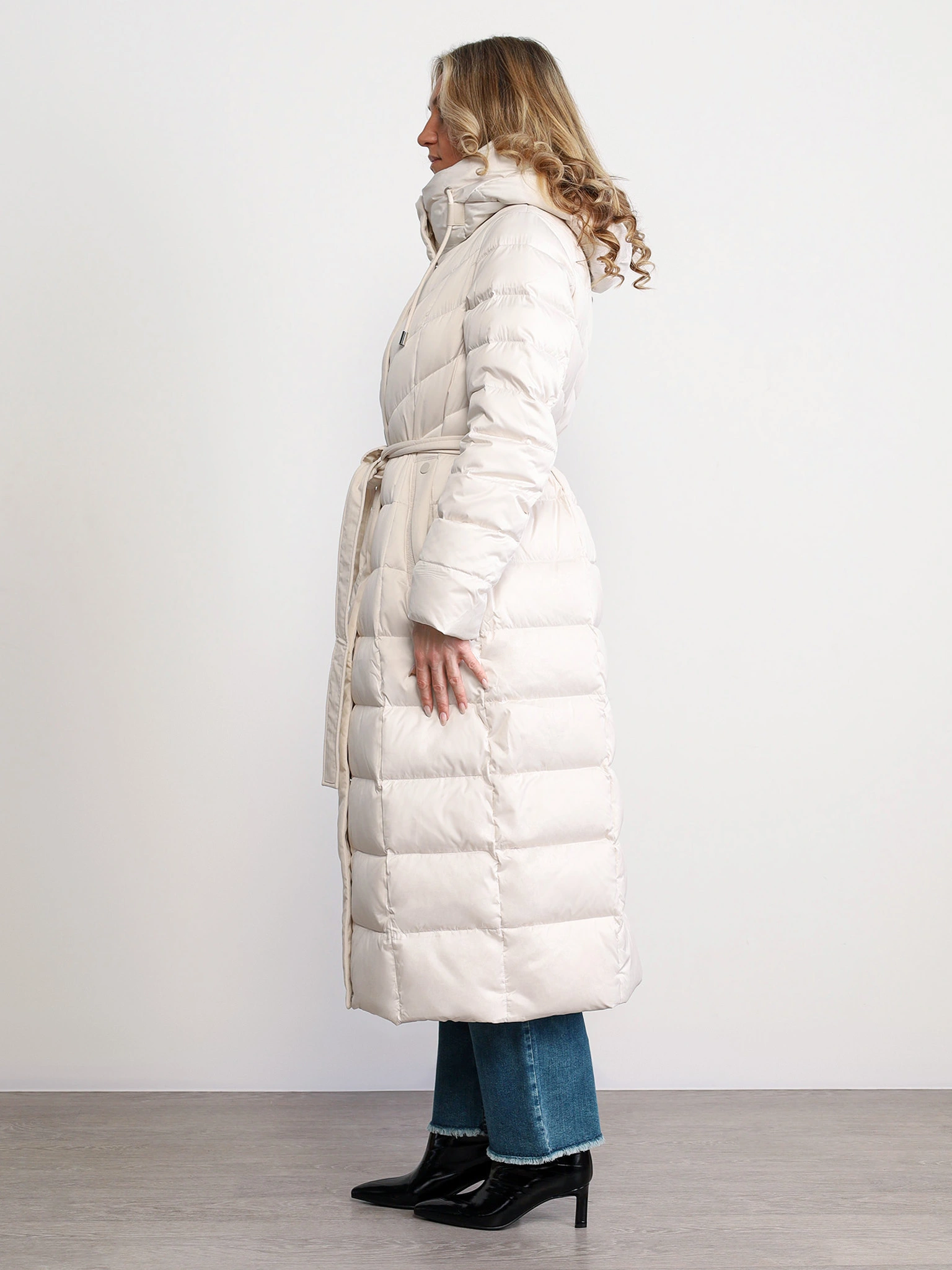 Пуховик светло-бежевого цвета с капюшоном